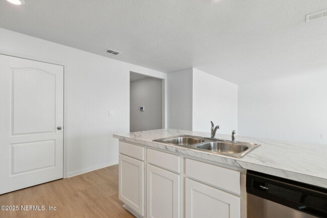 Building Photo - 65445 River Glen Pkwy