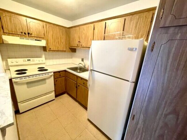 Building Photo - Available Now, Dec or Jan 1st - Spacious Allston 2 bedroom on Allston St. Heat and Parking Includ...