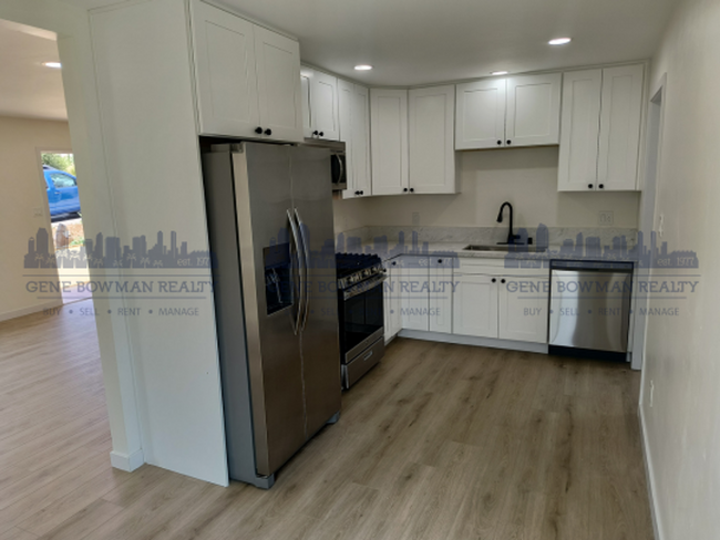 Building Photo - Newly Renovated, Beautiful 2-Bed/1Bath Sta...