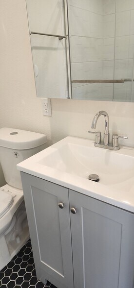 Building Photo - 950 N Kingsley Dr