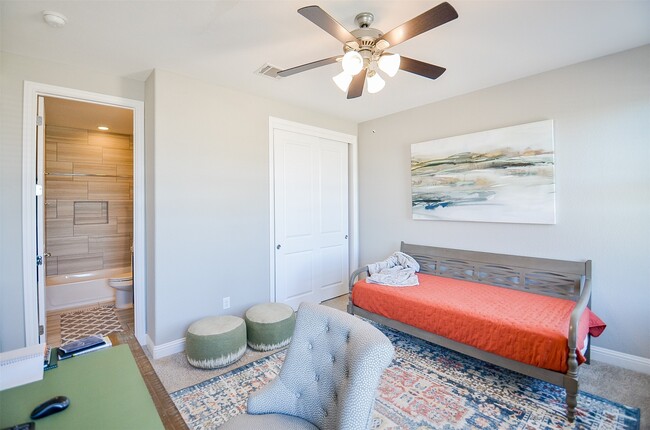 Building Photo - 1223 W 19th St