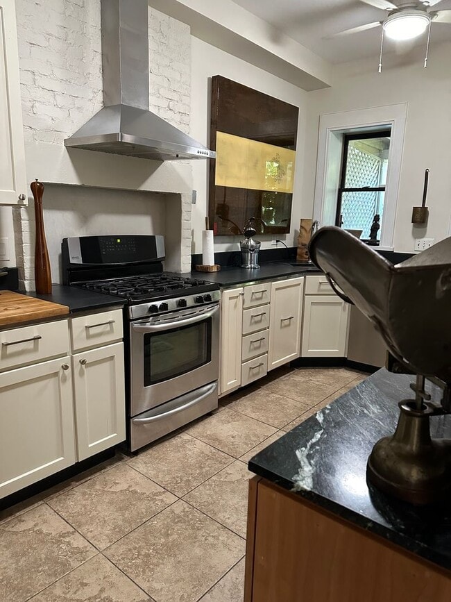 Building Photo - Renovated 3 Bedroom 2 Bathroom House Across From The Park