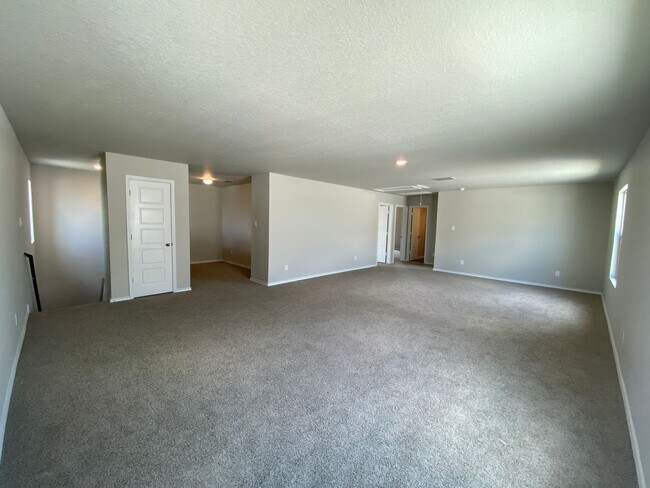 Building Photo - Spacious 4 Bedroom ~ Convenient to JBSA Ra...