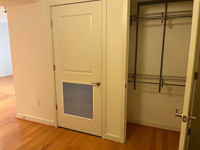 Building Photo - 1025 First St SE