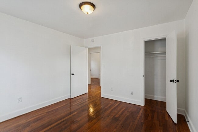 Building Photo - Christopher Shores