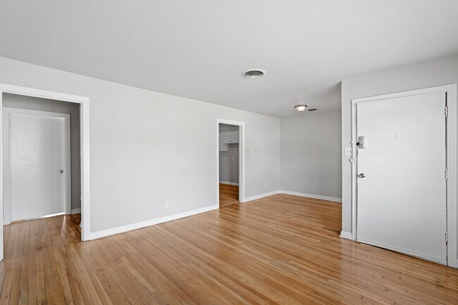 Building Photo - 5830 Glenhurst Dr