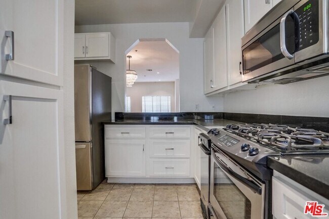 Building Photo - 852 N Poinsettia Pl