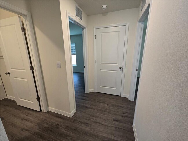 Building Photo - 35950 Sunflower Hl Dr