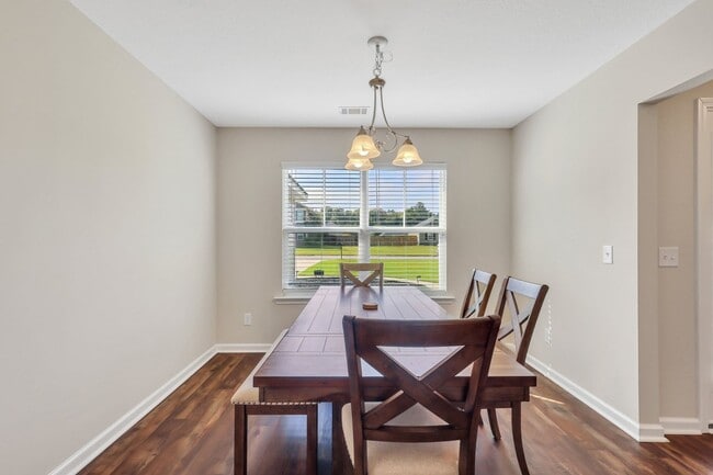 Building Photo - AVAILABLE NOW! (Pet Friendly)