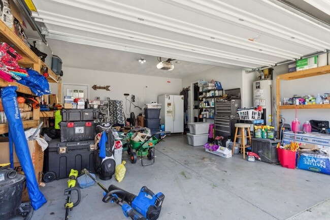Building Photo - Spacious 4 BDRM 2.5 BA