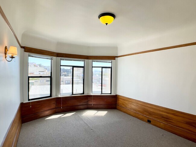Building Photo - Stunning Multi-Level 4/2.5 W/ Dining Room....