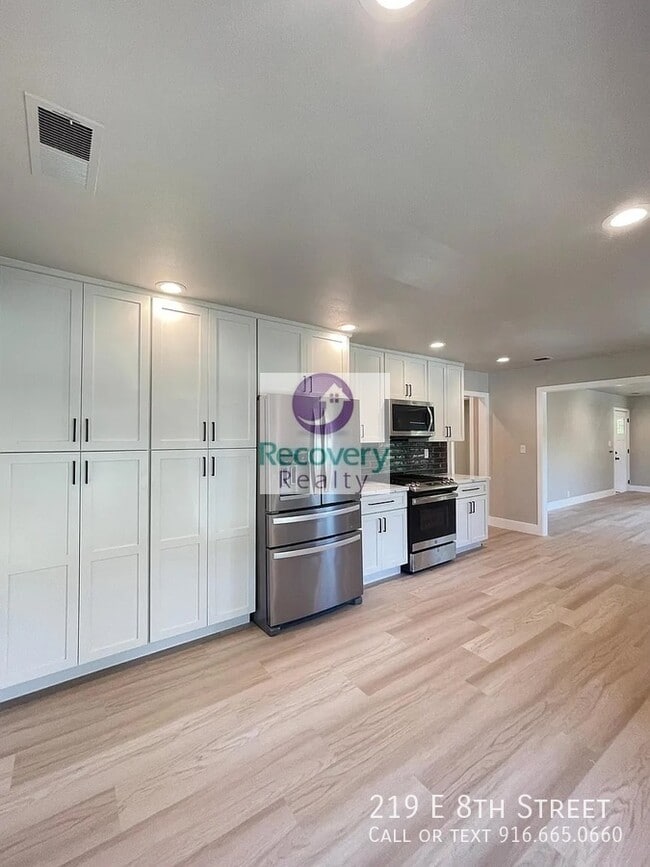 Building Photo - 219 E 8th St