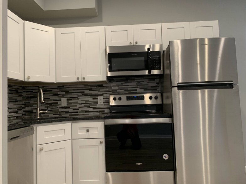 Building Photo - 517 S 42nd St