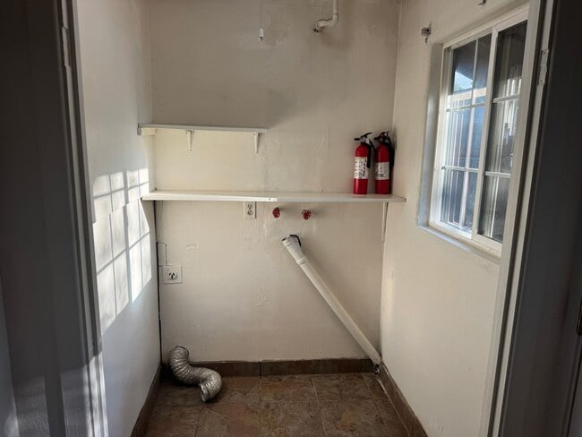 Building Photo - 2 bedroom