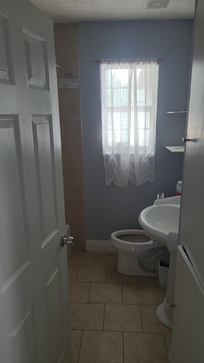 Building Photo - 3026 Sunbeam St