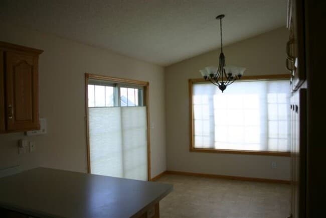 Building Photo - 9130 Oak Ridge Dr