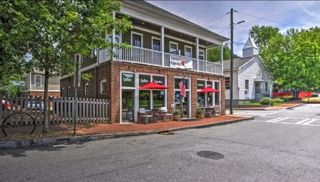 Building-condo on the top right - 692 Kirkwood Ave SE