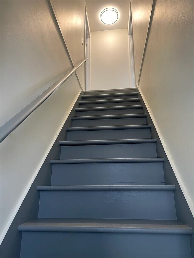 Building Photo - 705 Roosevelt Rd