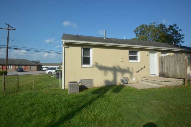 Building Photo - Updated and Charming 2 Bedroom 1 Bathroom ...