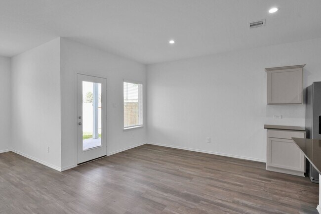 Building Photo - Never lived in 4 bed 3 bath with water views