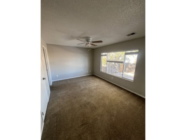 Building Photo - Light and bright three bedroom charming ho...