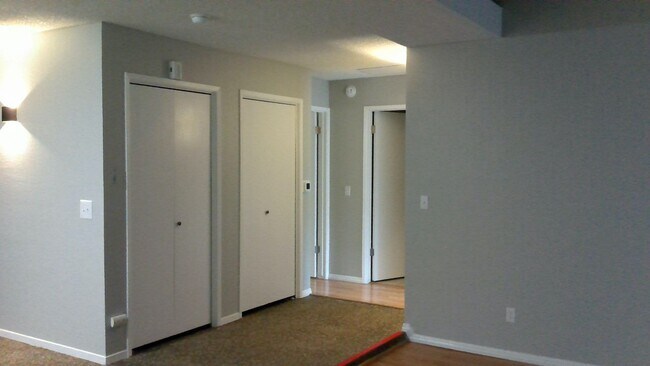 Building Photo - 1441 W Norwich Ave