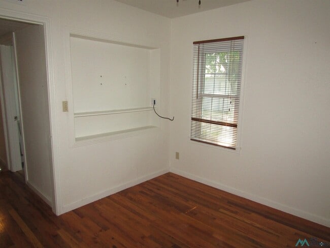 Building Photo - 917 S 6th St