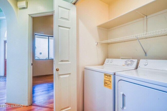 Building Photo - 2421 W Via Di Silvio