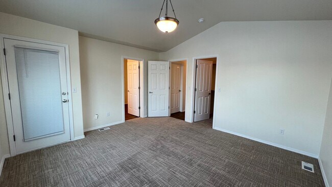 Building Photo - 3 Bed, 2.5 Bath - Beautiful Mountain Views - Close to JBER!