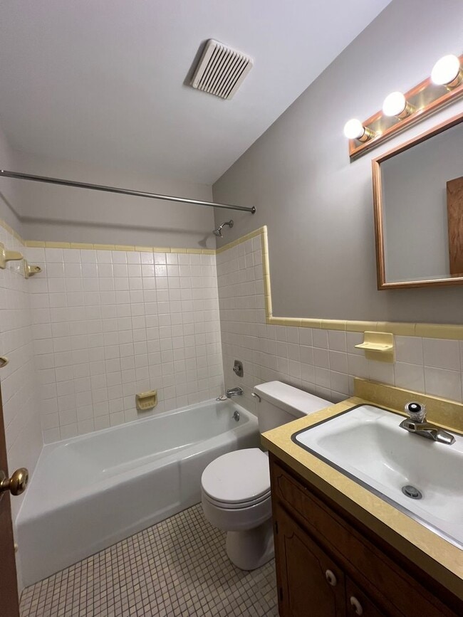 Building Photo - SWEET RAISED RAMBLER IN QUITE NEIGHBORHOOD