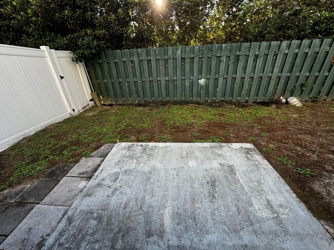 Building Photo - Highly Desirable Richmond Hill Townhome with 3 Bedroooms