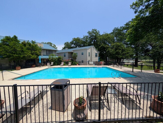 Building Photo - 2/2 Condo on Lake McQueeny / Waterfront Co...