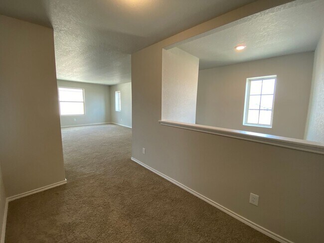 Building Photo - Spacious 4 Bedroom ~ Convenient to JBSA Ra...