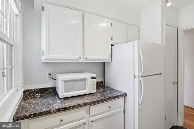 Building Photo - 1305 S Walter Reed Dr