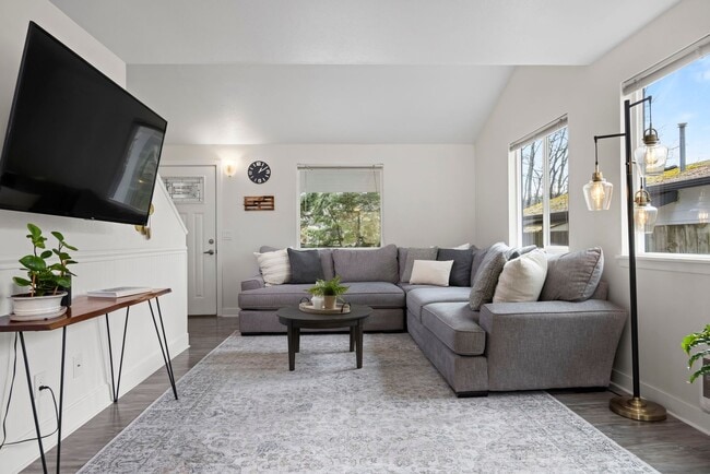 Building Photo - Stylish, Spacious & Steps from WWU and Fai...