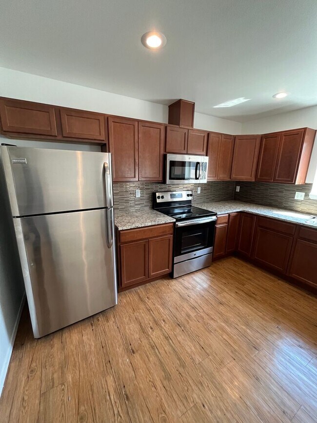 Building Photo - Beautiful Townhouse Available Now! Move In Special offering a $150 Move In Credit!