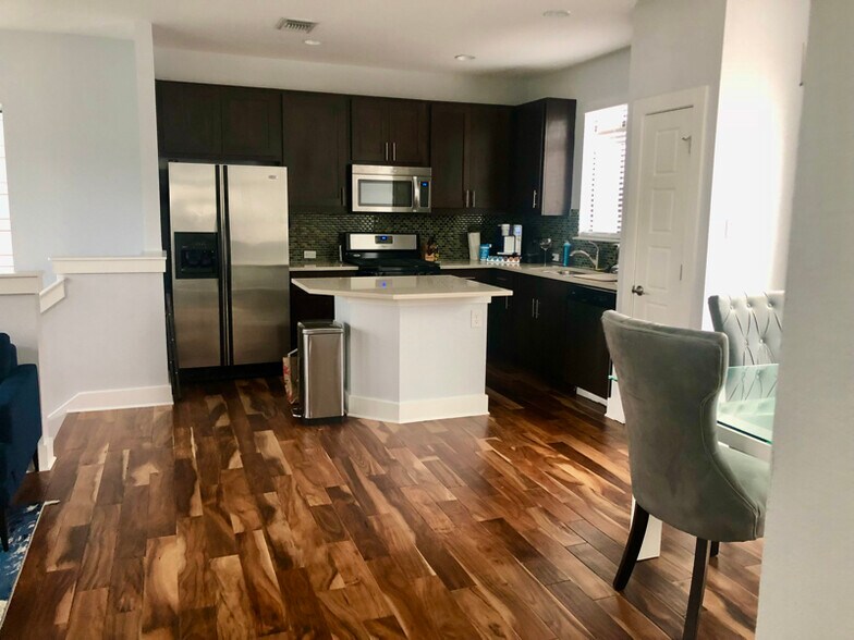 Building Photo - 1501 Lorraine Loop