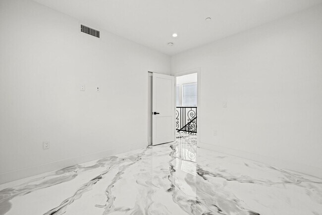 Building Photo - 15209 Cohasset St