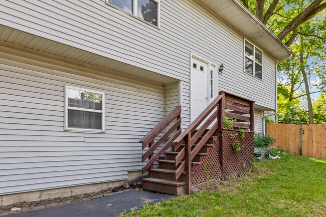 Building Photo - 31 Riverview Ave