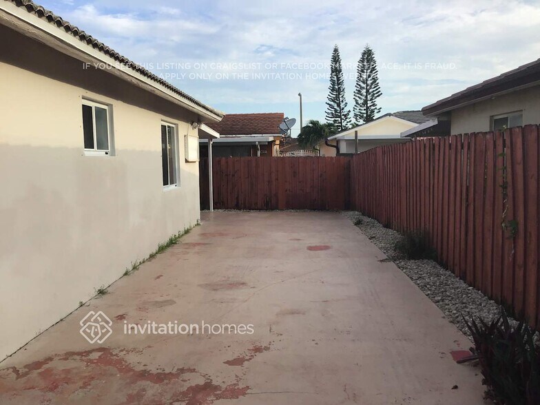 Building Photo - 10121 NW 127th Terrace