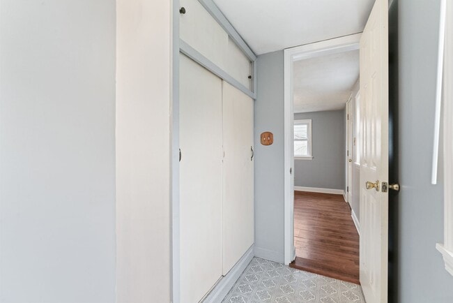 Building Photo - BLACK FRIDAY DEAL! SCORE 50% OFF 1ST MONTH'S RENT IF SIGNED BY NOV. 28! Beautiful 1 Bedroom home ...