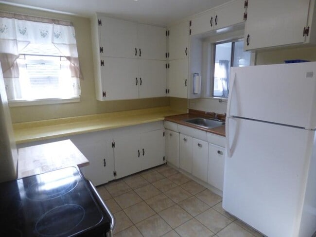 Building Photo - 2 Bedroom/1 Bath Cute House/Duplex