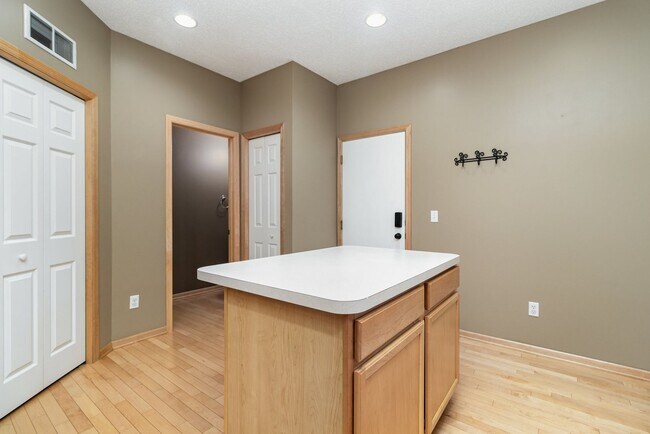 Building Photo - 2 Bed | 2 Bath in The Lakes of Blaine