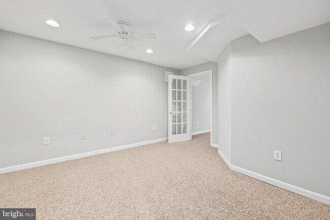 Building Photo - 18865 Crossroads Ct