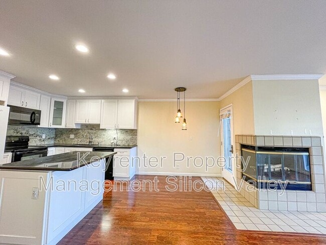 Building Photo - 700 Chiquita Ave