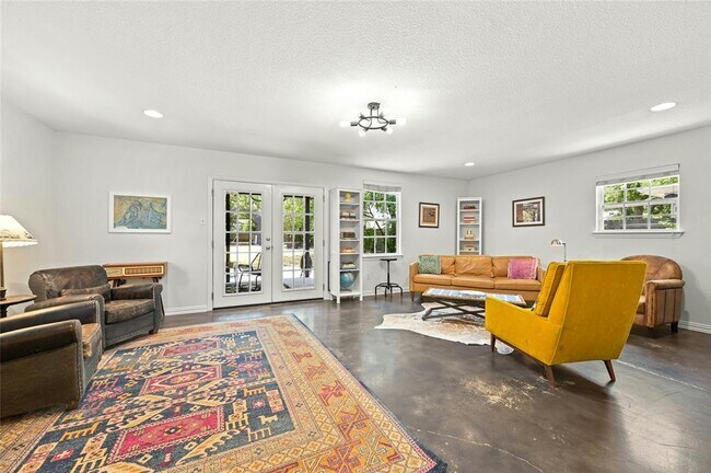Building Photo - 8415 Bowling Green Dr