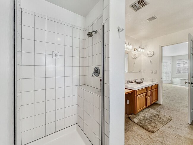 Building Photo - HUGE GARAGE BIGGER HOUSE