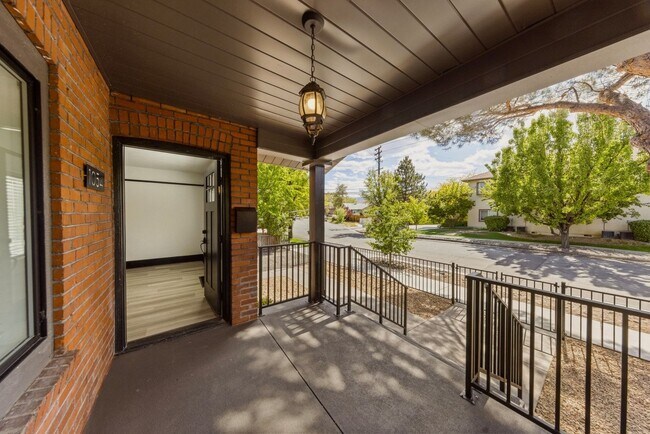 Building Photo - 3 Bed, 2 Bath, 1 Office/Guest - Fully Renovated Midtown Home