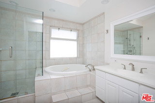 Building Photo - 122 Montreal St