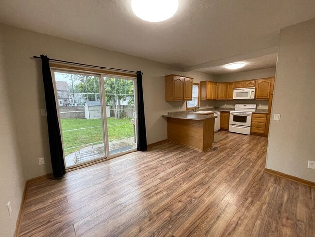Building Photo - Great 3 Bed, 3 Bath house.